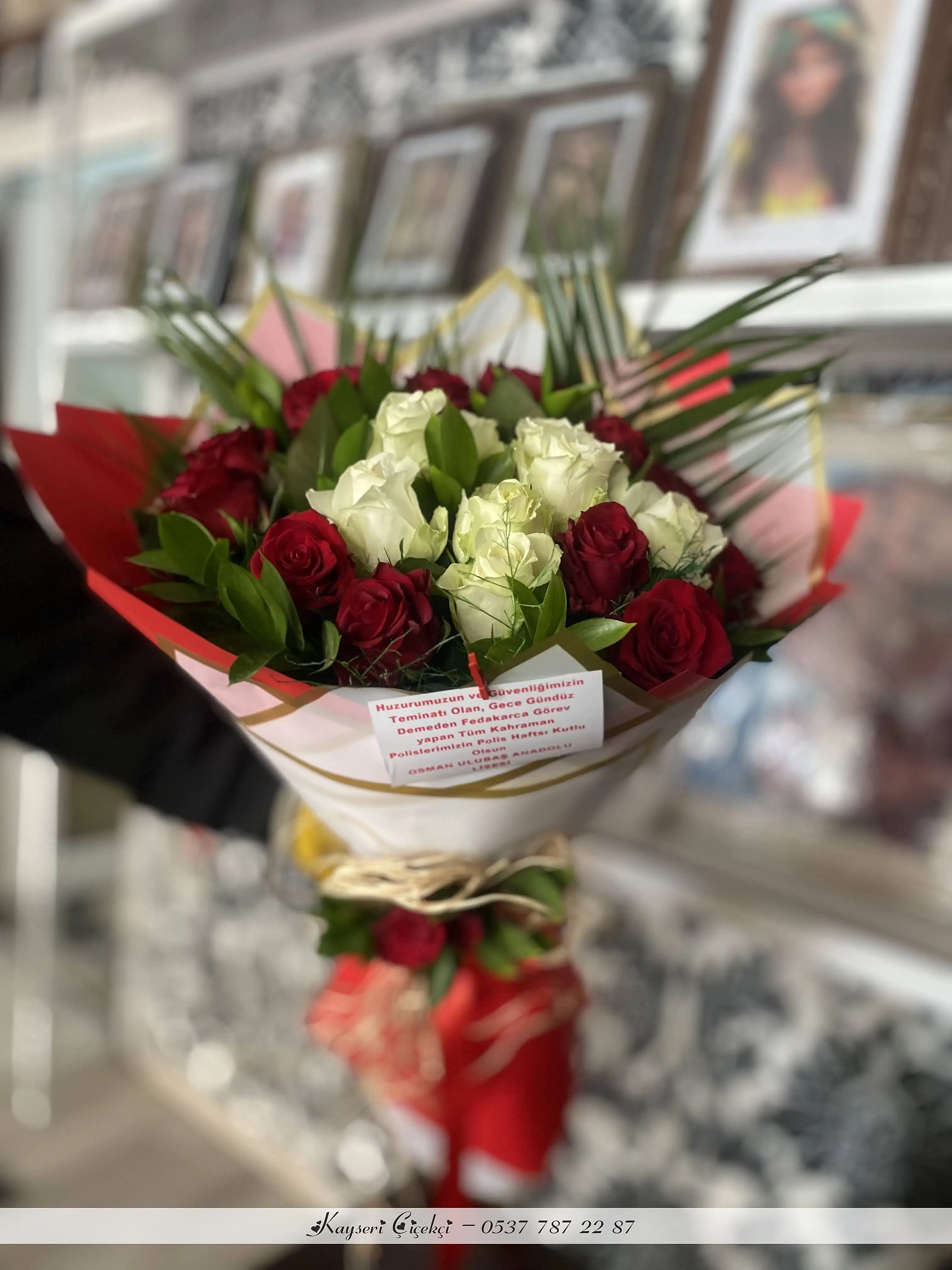 Canlı Kırmızı Beyaz 21 Gül Buketi