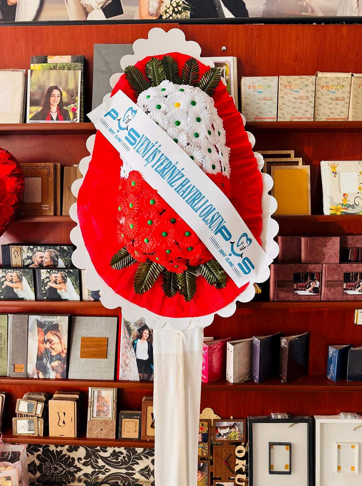 Yapay Gerbera Çiçekği Çelengi Kırmızı Beyaz